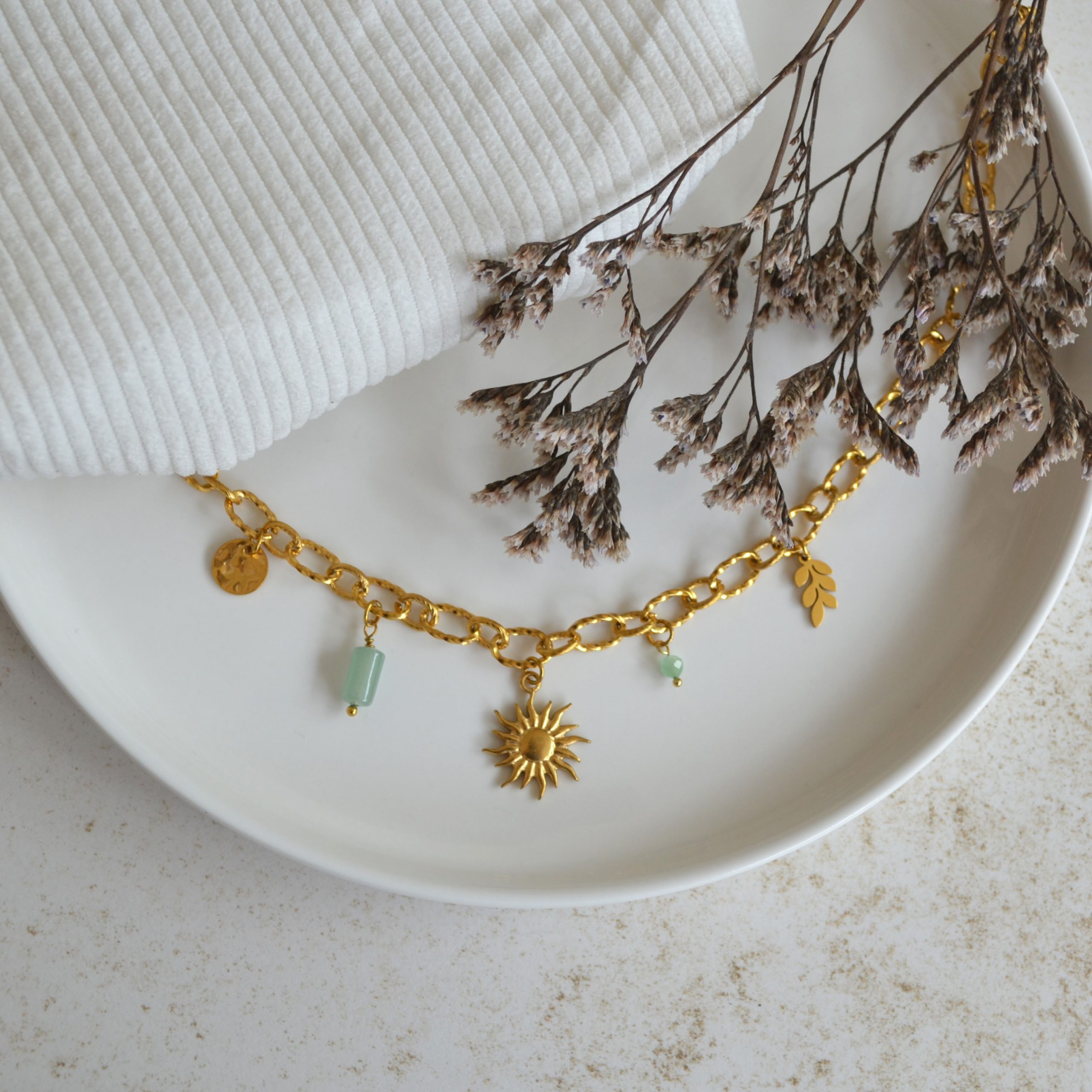 Collier en acier inoxydable avec maxi maillons orné de cinq pendentifs dorés et verts pastel esprit printemps fleuri.