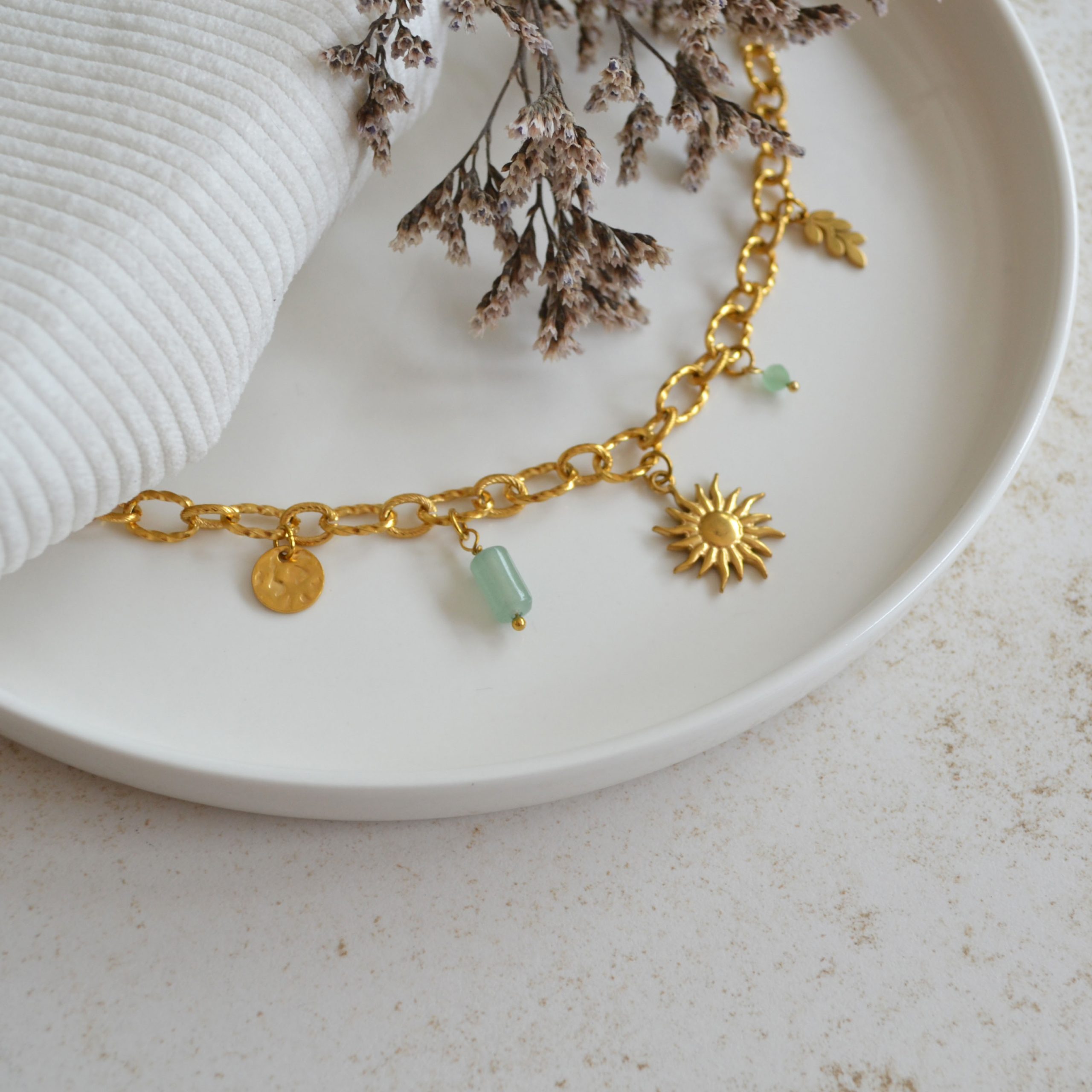 Collier en acier inoxydable avec maxi maillons orné de cinq pendentifs dorés et verts pastel esprit printemps fleuri.