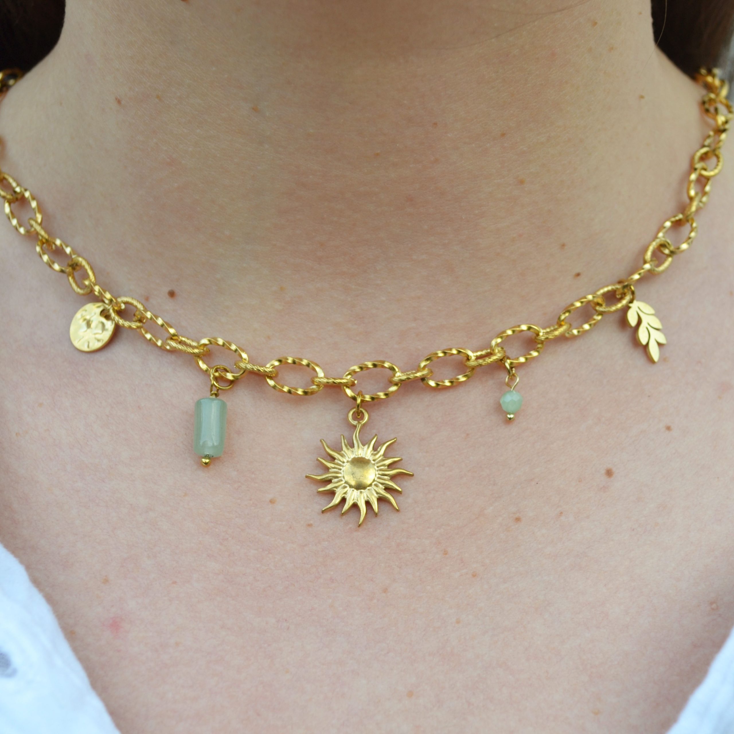 Collier en acier inoxydable avec maxi maillons orné de cinq pendentifs dorés et verts pastel esprit printemps fleuri.