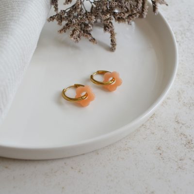 Boucles d'oreilles en acier inoxydable avec mini créoles ornées d'un pendentif en forme de fleur de couleur.