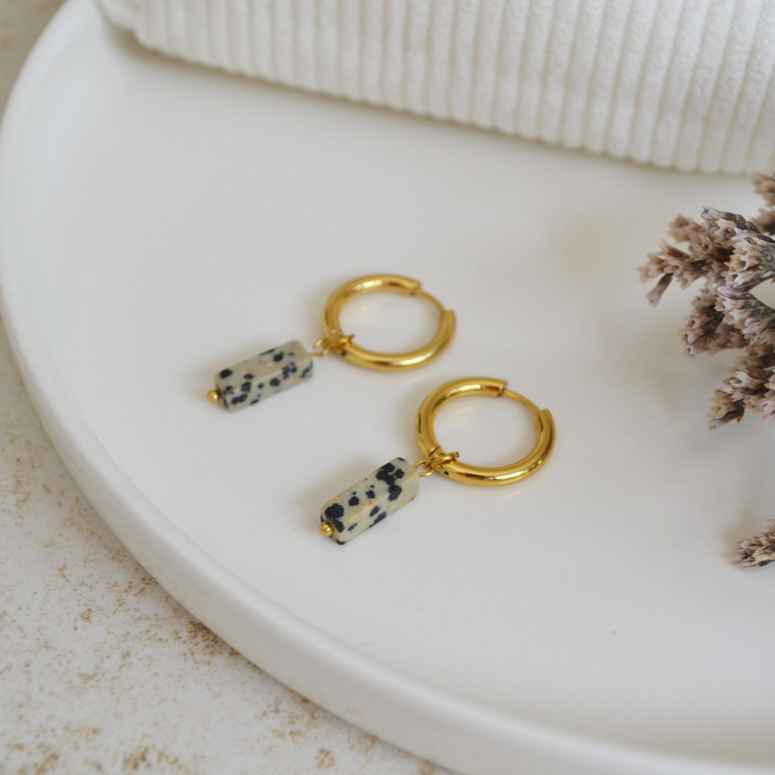Boucles d'oreilles en acier inoxydable avec mini créoles dorées ornées d'un pendentif en forme de rectangle tachetée.