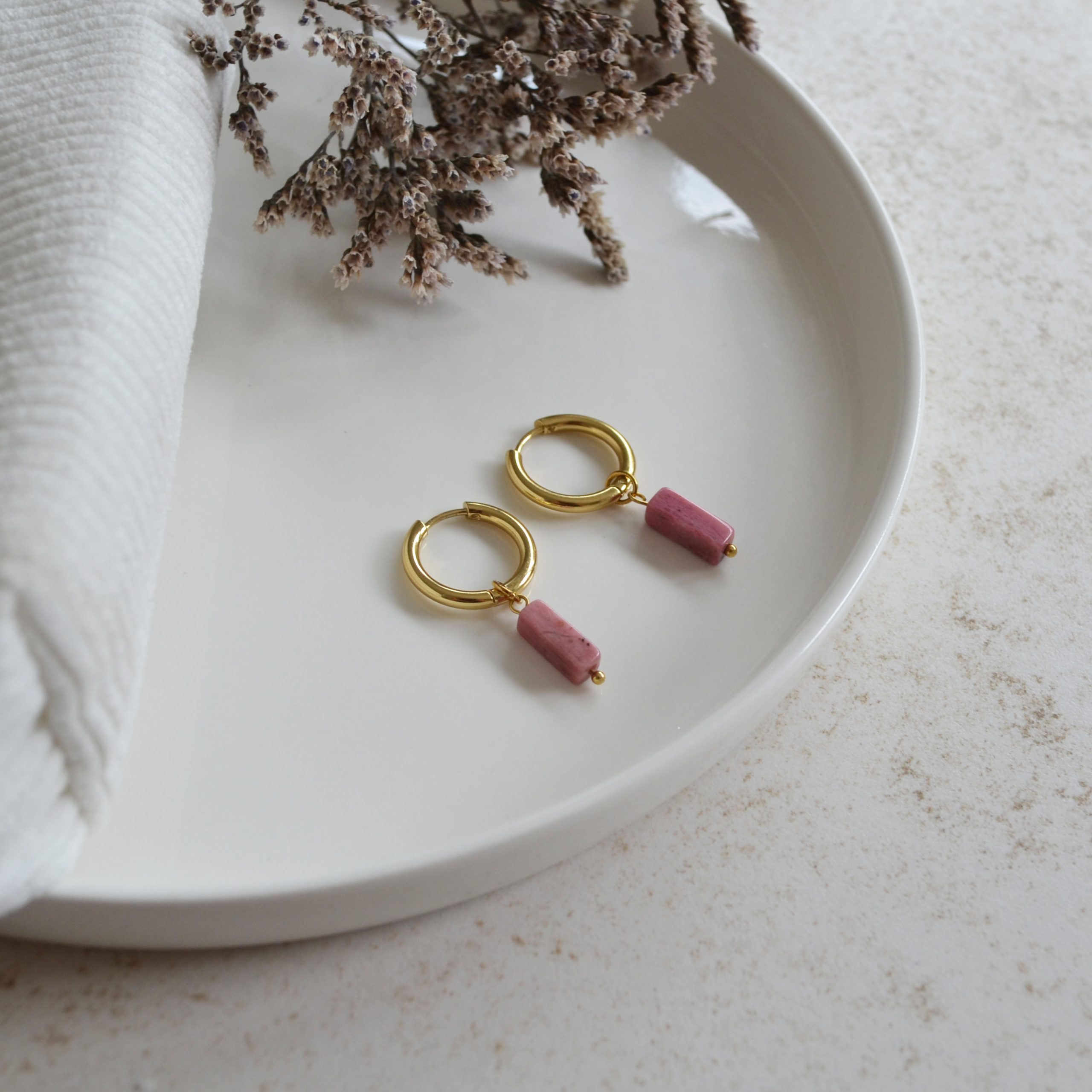 Boucles d'oreilles en acier inoxydable avec mini créoles dorées ornées d'un pendentif en forme de rectangle rose.