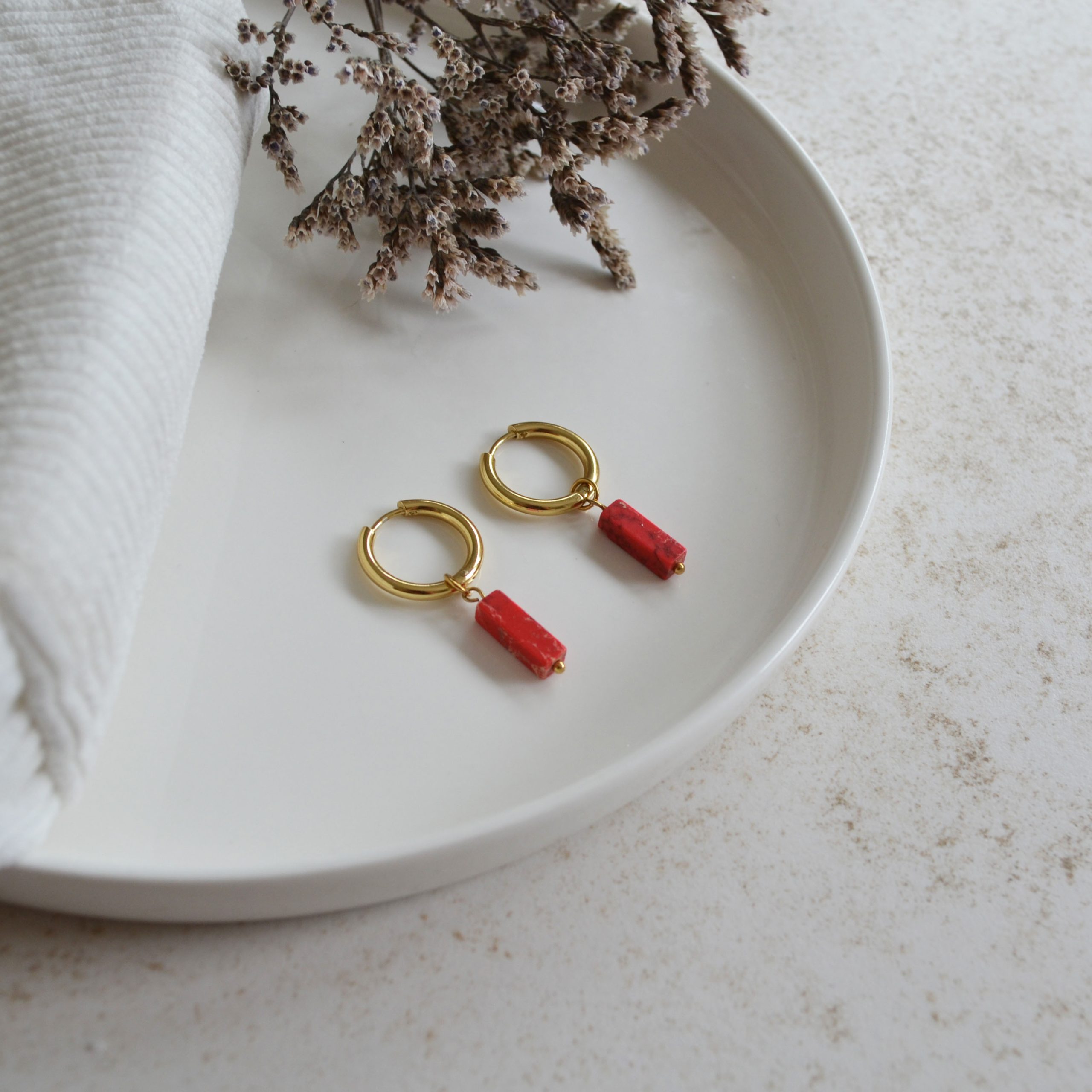 Boucles d'oreilles en acier inoxydable avec mini créoles dorées ornées d'un pendentif en forme de rectangle rouge.
