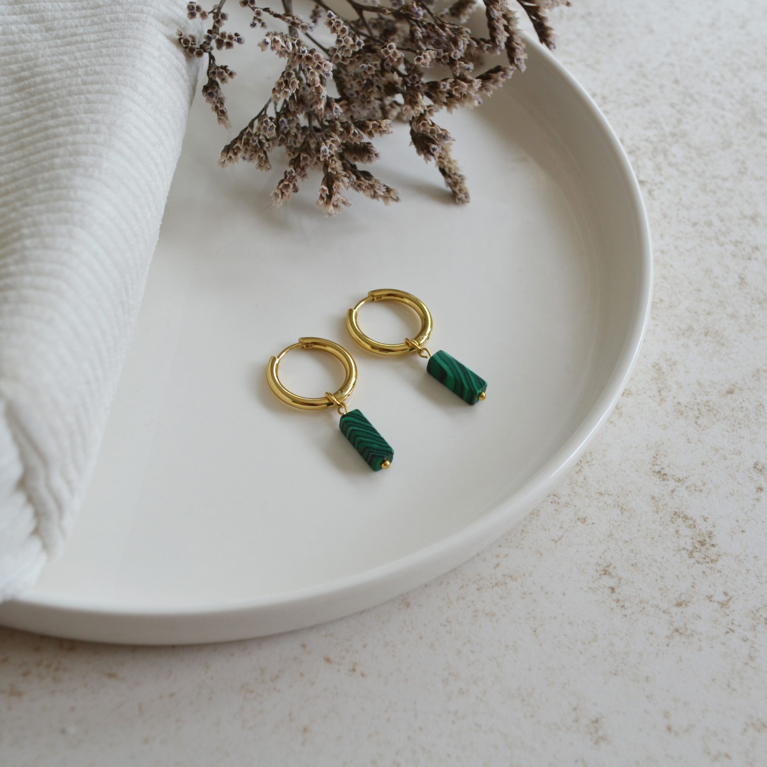 Boucles d'oreilles en acier inoxydable avec mini créoles dorées ornées d'un pendentif en forme de rectangle vert.