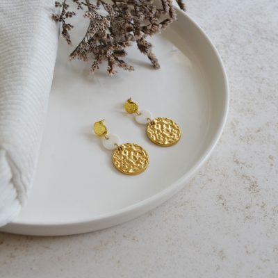 Boucles d'oreilles en acier inoxydable avec puces ornées de pendentifs dorés et blancs esprit élégant.