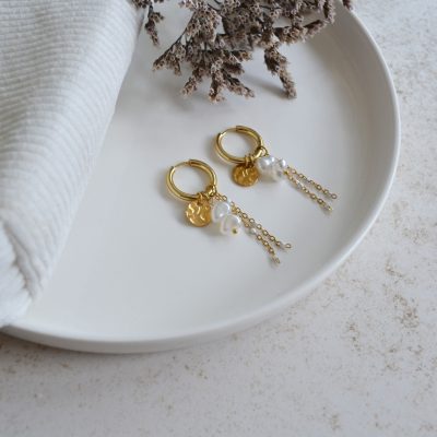 Boucles d'oreilles en acier inoxydable avec mini créoles ornées de trois pendentifs dorés et blancs esprit élégant.
