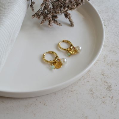 Boucles d'oreilles en acier inoxydable avec mini créoles ornées de trois pendentifs dorés, verts et blancs esprit élégant.