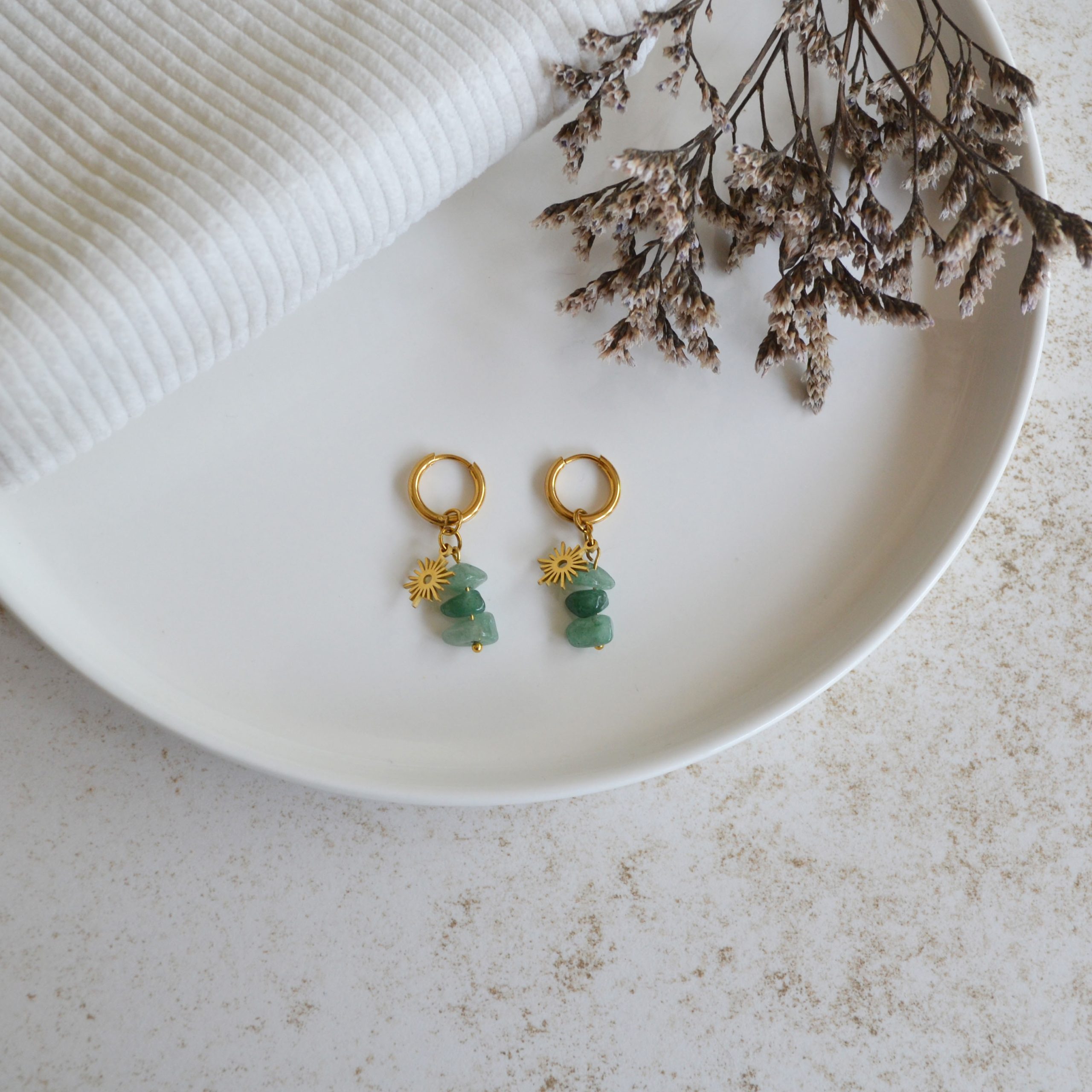 Boucles d'oreilles en acier inoxydable avec mini créoles ornées de pendentifs dorés et pierres vertes esprit élégant.