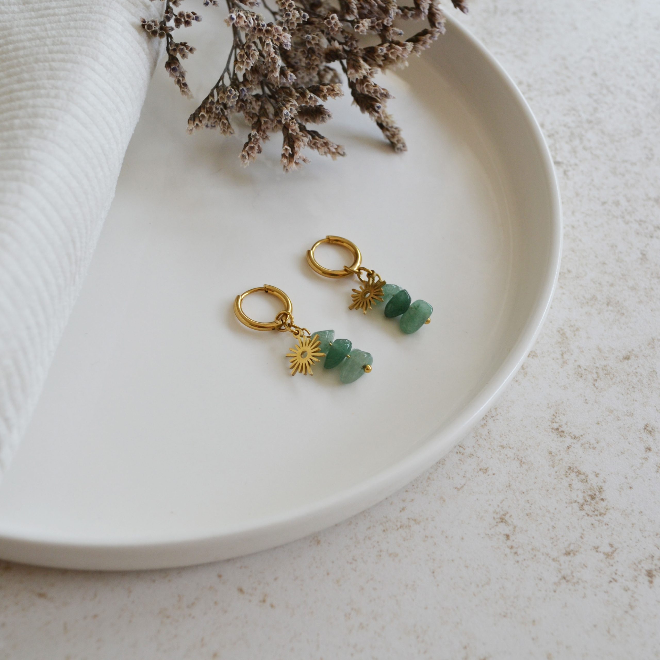 Boucles d'oreilles en acier inoxydable avec mini créoles ornées de pendentifs dorés et pierres vertes esprit élégant.
