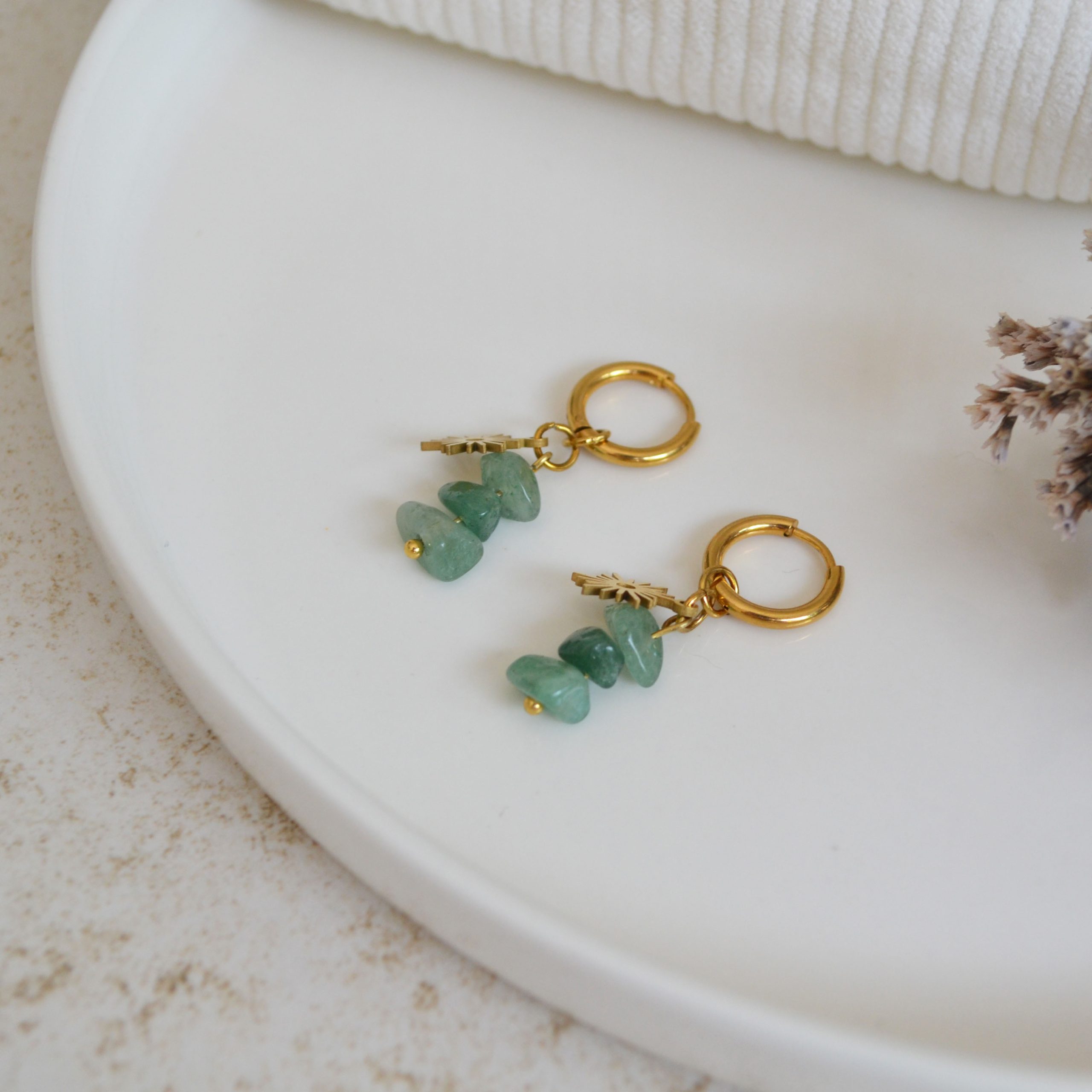 Boucles d'oreilles en acier inoxydable avec mini créoles ornées de pendentifs dorés et pierres vertes esprit élégant.