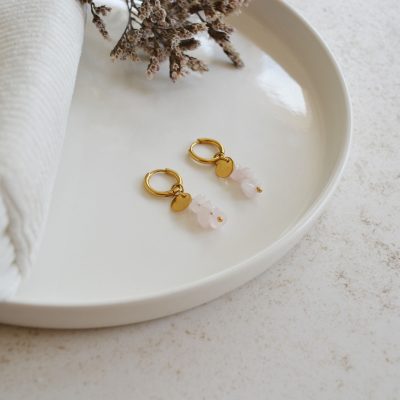 Boucles d'oreilles en acier inoxydable avec mini créoles ornées de pendentifs dorés et pierres roses esprit élégant.