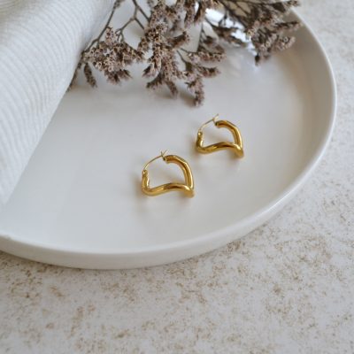 Boucles d'oreilles en acier inoxydable dorées avec mini créoles organiques en forme de goutte esprit élégant.