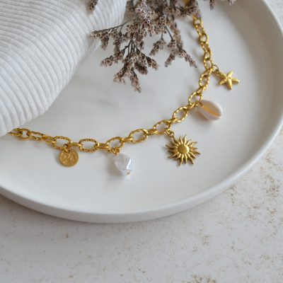 Collier en acier inoxydable avec maxi maillons orné de cinq pendentifs dorés et blancs, esprit vacances à la plage.