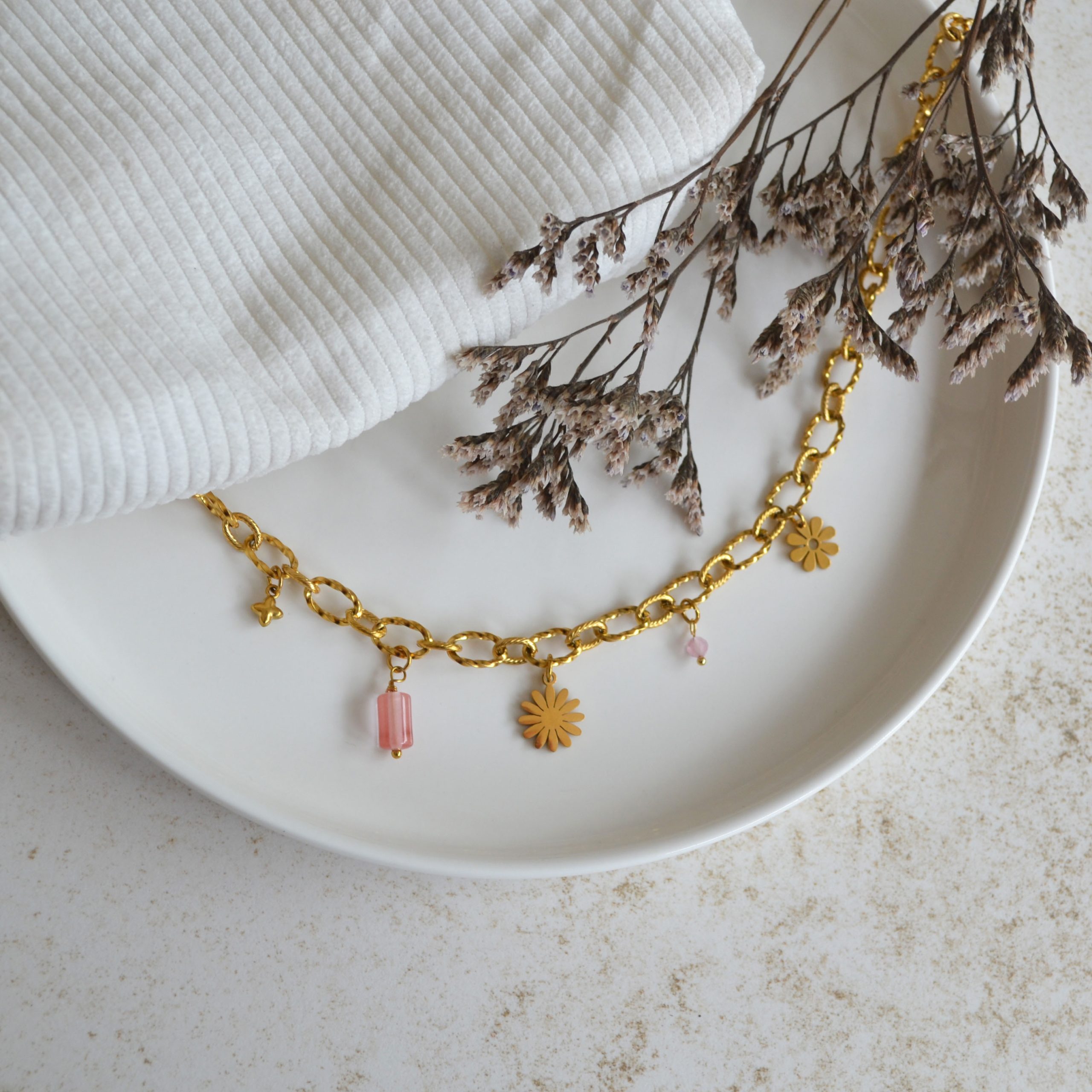 Collier en acier inoxydable avec maxi maillons orné de cinq pendentifs dorés et roses esprit printemps fleuri.