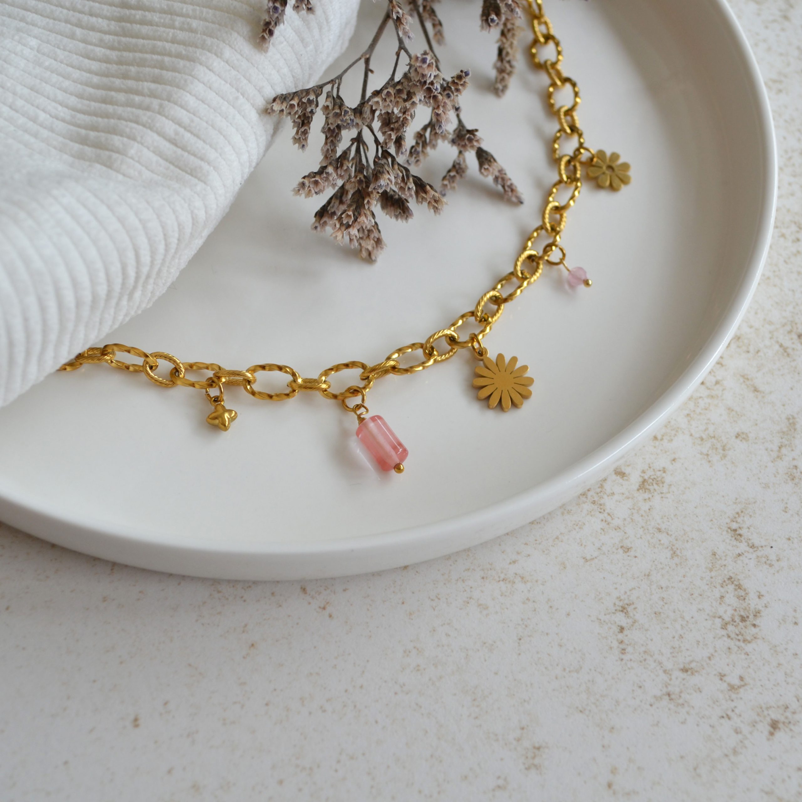 Collier en acier inoxydable avec maxi maillons orné de cinq pendentifs dorés et roses esprit printemps fleuri.