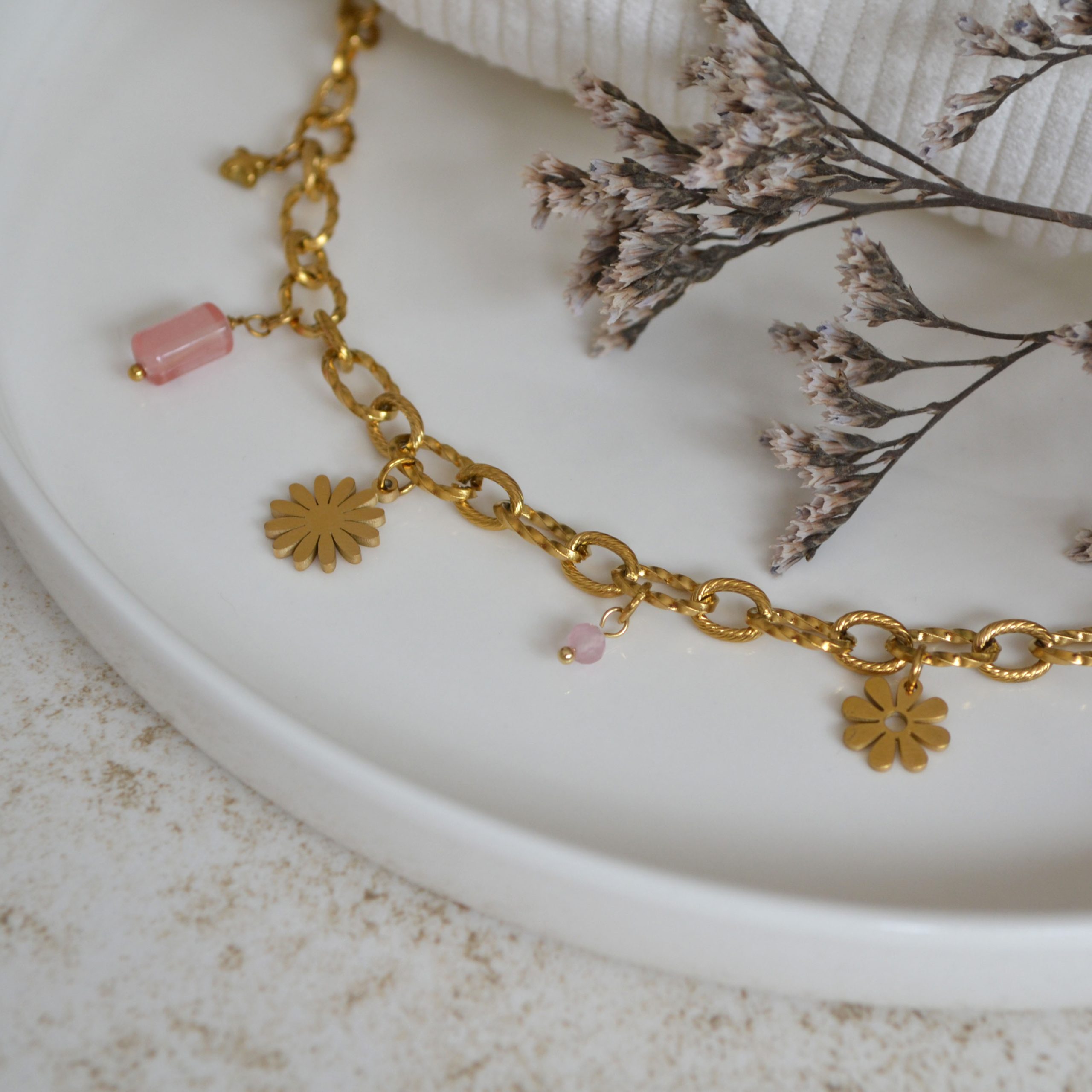 Collier en acier inoxydable avec maxi maillons orné de cinq pendentifs dorés et roses esprit printemps fleuri.