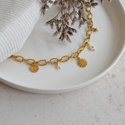 Collier en acier inoxydable avec maxi maillons orné de cinq pendentifs dorés et blancs esprit printemps fleuri.