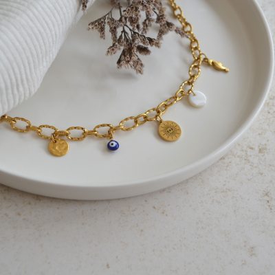 Collier en acier inoxydable avec maxi maillons orné de cinq pendentifs dorés, blancs et bleu marine esprit vacances en Grèce.