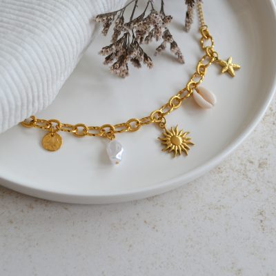 Bracelet en acier inoxydable avec maxi maillons orné de cinq pendentifs dorés et blancs esprit printemps fleuri.