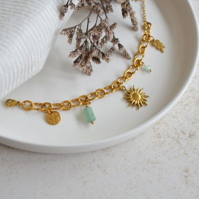 Bracelet en acier inoxydable avec maxi maillons orné de cinq pendentifs dorés et verts pastel esprit printemps fleuri.