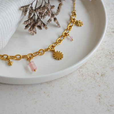 Bracelet en acier inoxydable avec maxi maillons orné de cinq pendentifs dorés et roses esprit printemps fleuri.