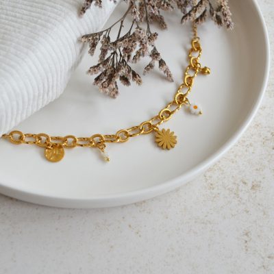 Bracelet en acier inoxydable avec maxi maillons orné de cinq pendentifs dorés et blancs esprit printemps fleuri.