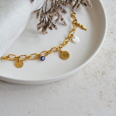Bracelet en acier inoxydable avec maxi maillons orné de cinq pendentifs dorés, blancs et bleu marine esprit vacances en Grèce.