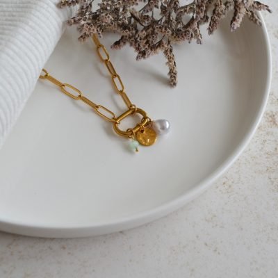 Collier en acier inoxydable avec maxi maillons ovales orné de trois pendentifs dorés, verts et blancs esprit élégant.
