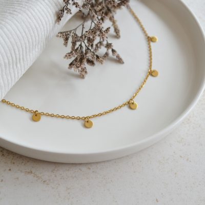 Collier en acier inoxydable avec chaine fine orné de cinq petits pendentifs ronds dorés esprit élégant.