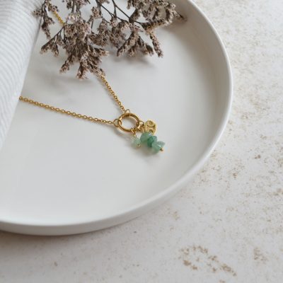Collier en acier inoxydable avec chaine fine orné de d'un anneau avec deux pendentifs de pierres vertes et signe astrologique doré.