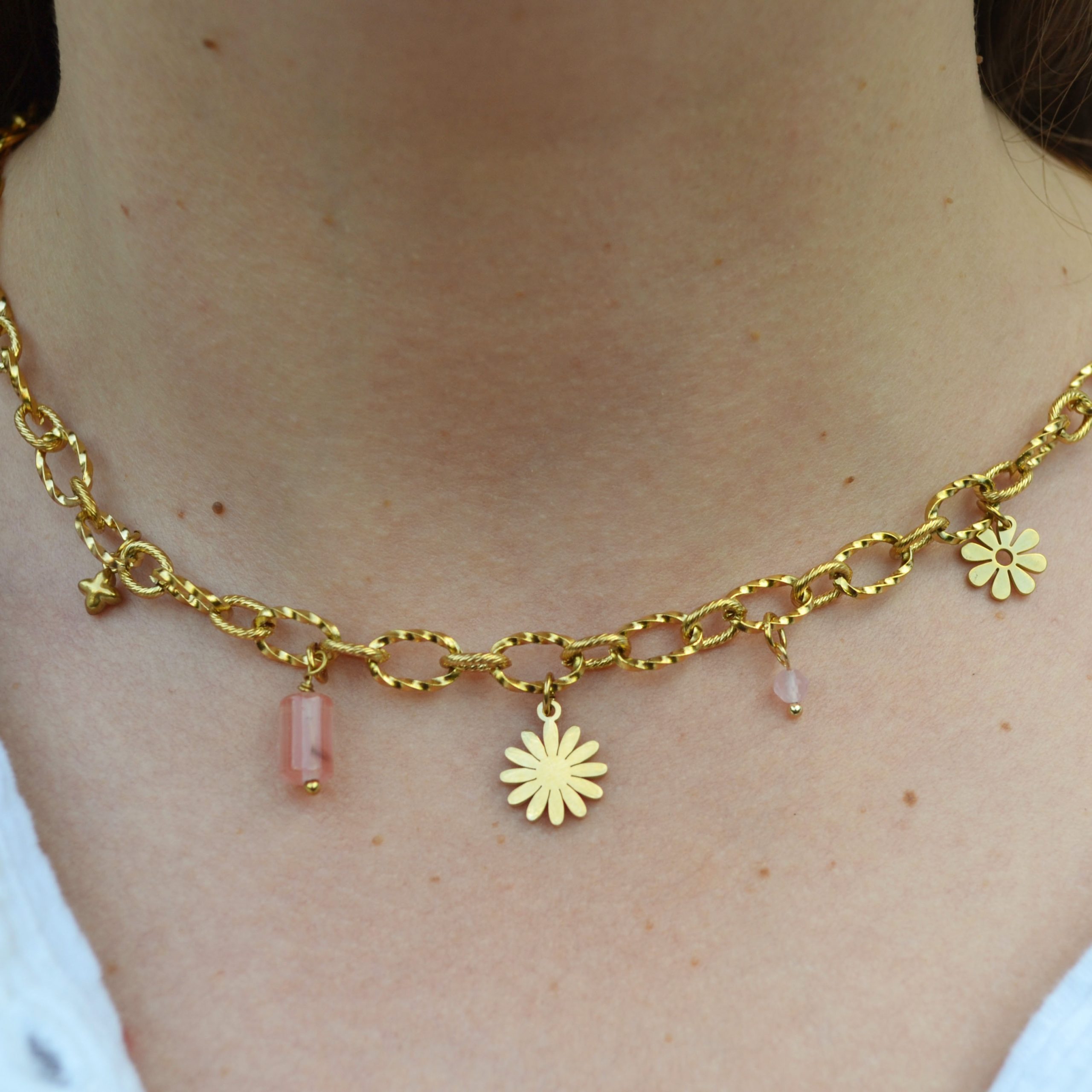 Collier en acier inoxydable avec maxi maillons orné de cinq pendentifs dorés et roses esprit printemps fleuri.