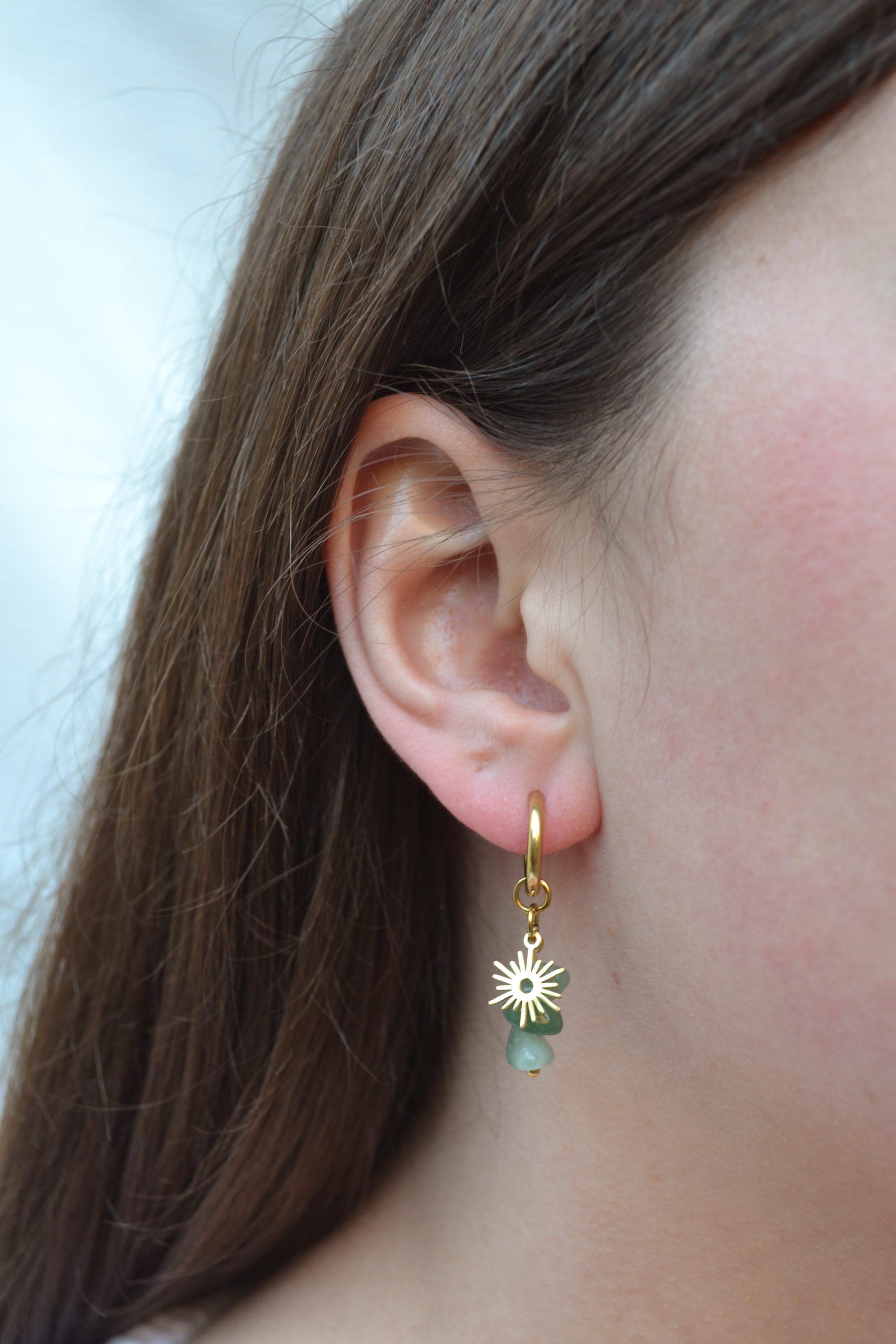 Boucles d'oreilles en acier inoxydable avec mini créoles ornées de pendentifs dorés et pierres vertes esprit élégant.