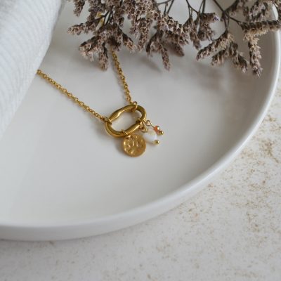 Collier en acier inoxydable avec chaine fine orné de trois pendentifs dorés, corail et blancs esprit élégant.