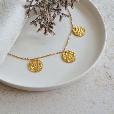 Collier en acier inoxydable avec chaine fine orné de trois pendentifs maxi ronds dorés à grains esprit élégant.