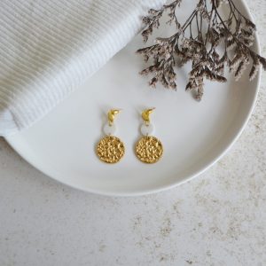 Boucles d'oreilles en acier inoxydable avec puces ornées de pendentifs dorés et blancs esprit élégant.